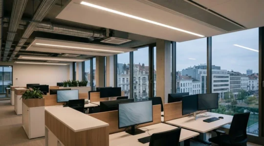Bureau moderne de PME belge avec equipements energetiques optimises