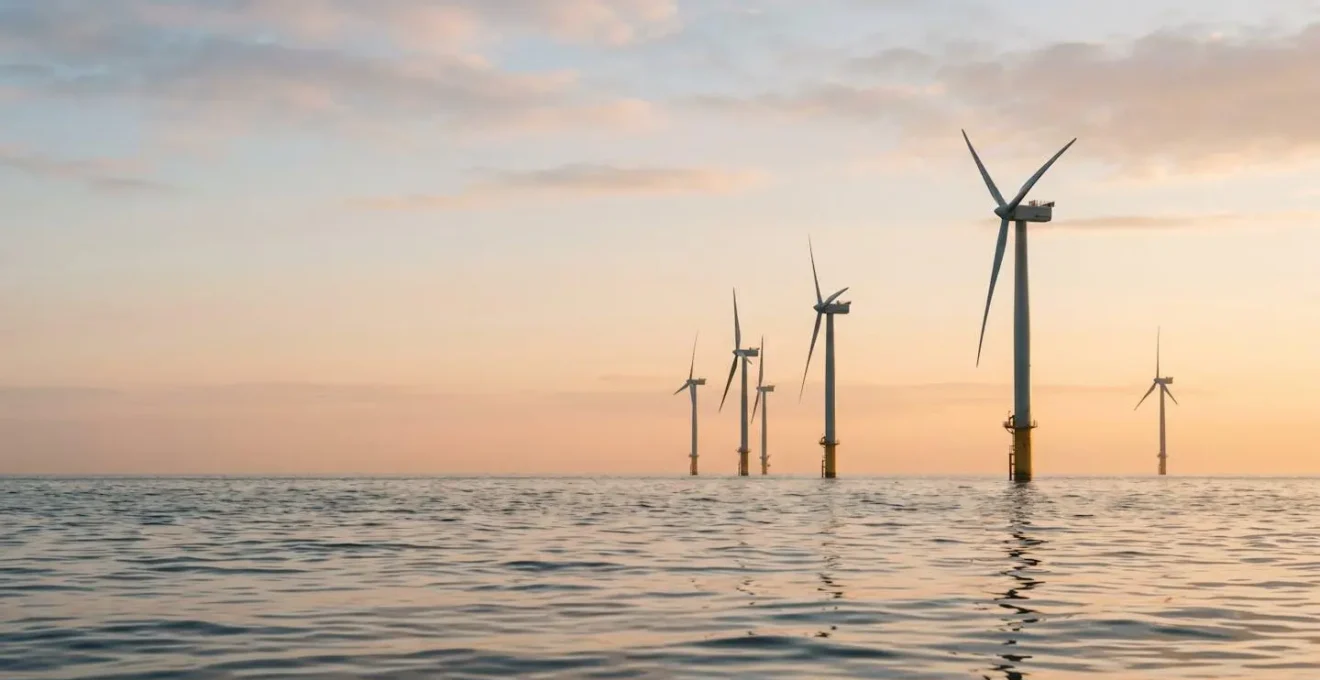 Éoliennes offshore dans la Mer du Nord belge au coucher du soleil avec reflets sur l'eau