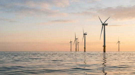 Éoliennes offshore dans la Mer du Nord belge au coucher du soleil avec reflets sur l'eau
