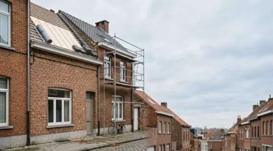Maison belge en rénovation énergétique avec isolation de toiture visible