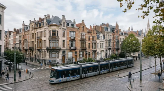 Scène de transports publics modernes à Bruxelles avec tram et ambiance urbaine belge
