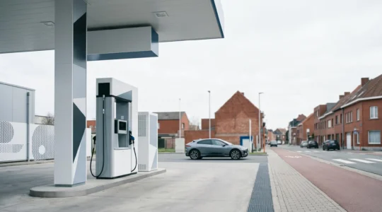 Vue grand angle d'une station de ravitaillement à hydrogène moderne en Belgique avec véhicule zéro émission